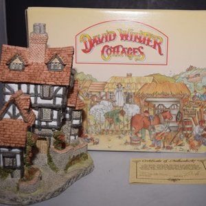 Squires Hall - David Winter Cottage Collection 1985 - Retired